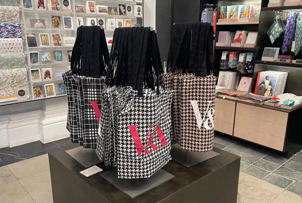 V&Aのトートバッグ