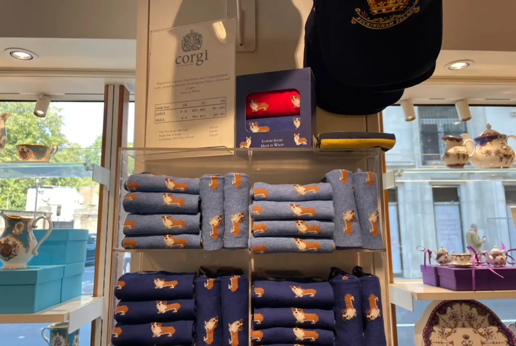 Buckingham Palace SHOPの王室グッズ コーギープリントのソックス