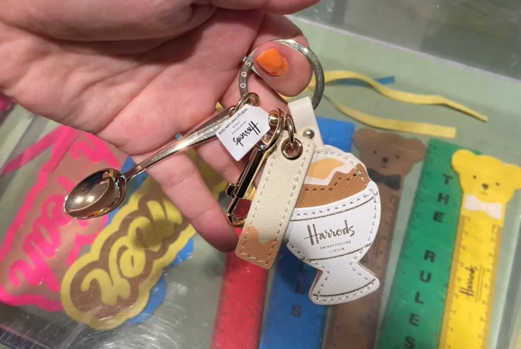 Harrodsのロゴが入った可愛らしいキーチェーン