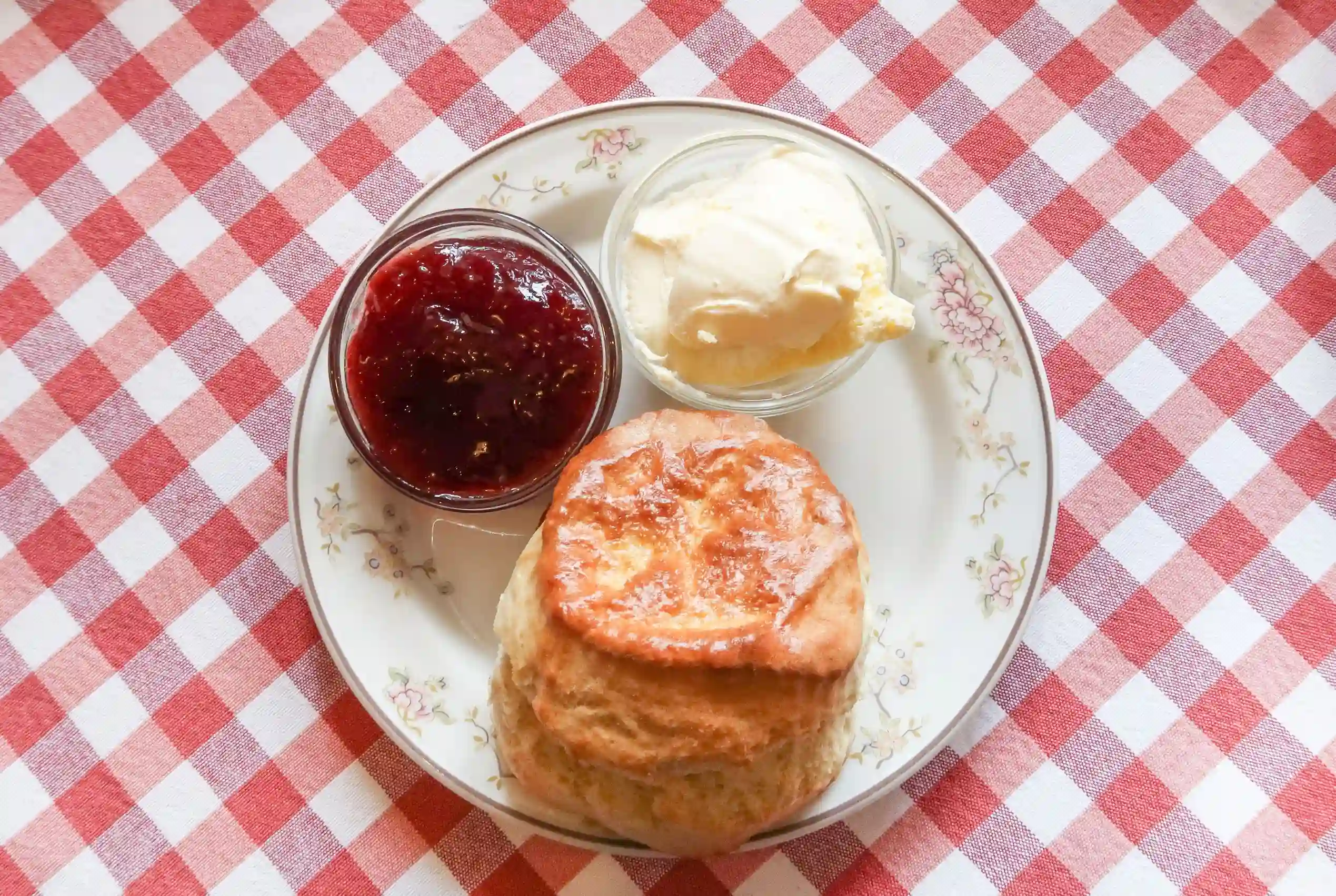 イギリスのスーパーで買えるクリーム攻略ガイド！料理やお菓子作りに スコーンとクロテッドクリーム