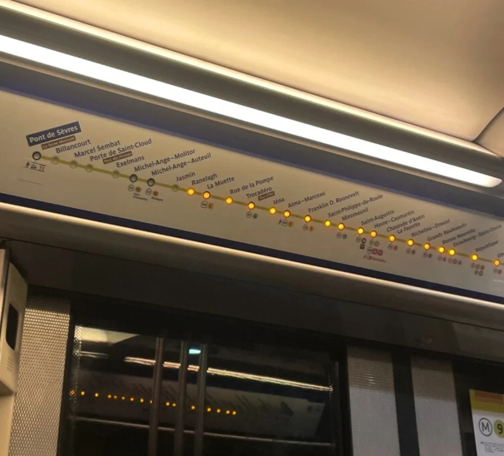 パリ 地下鉄 メトロ 通過した駅の案内板