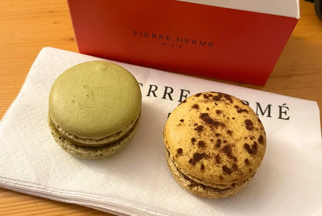 Pierre Herméで購入したマカロン2つ