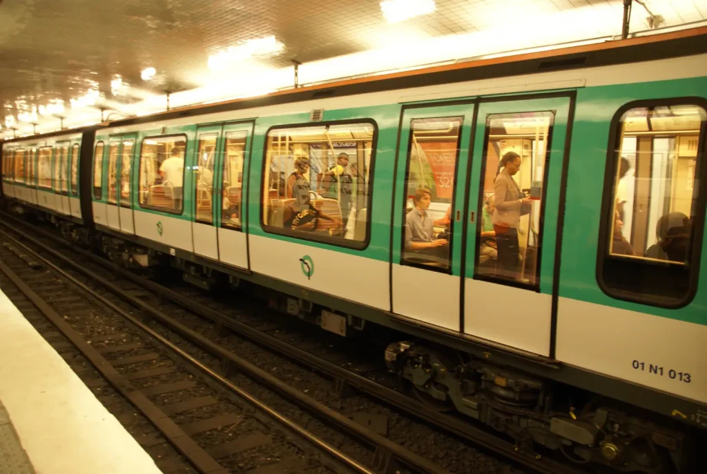 パリの公共交通機関 メトロ 地下鉄 車両
