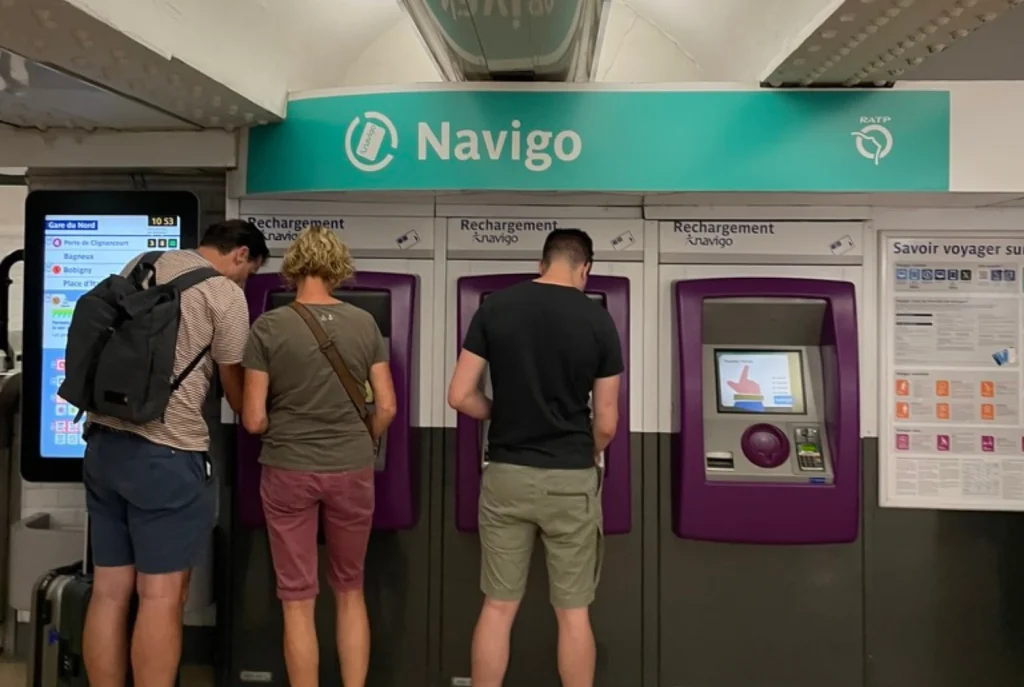 パリの地下鉄メトロバス Navigo Easy カード チャージ