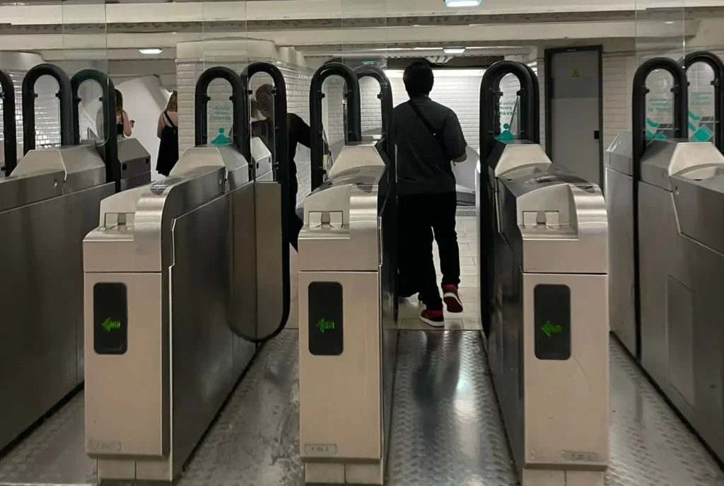 パリ 地下鉄 メトロ 乗り方 改札口