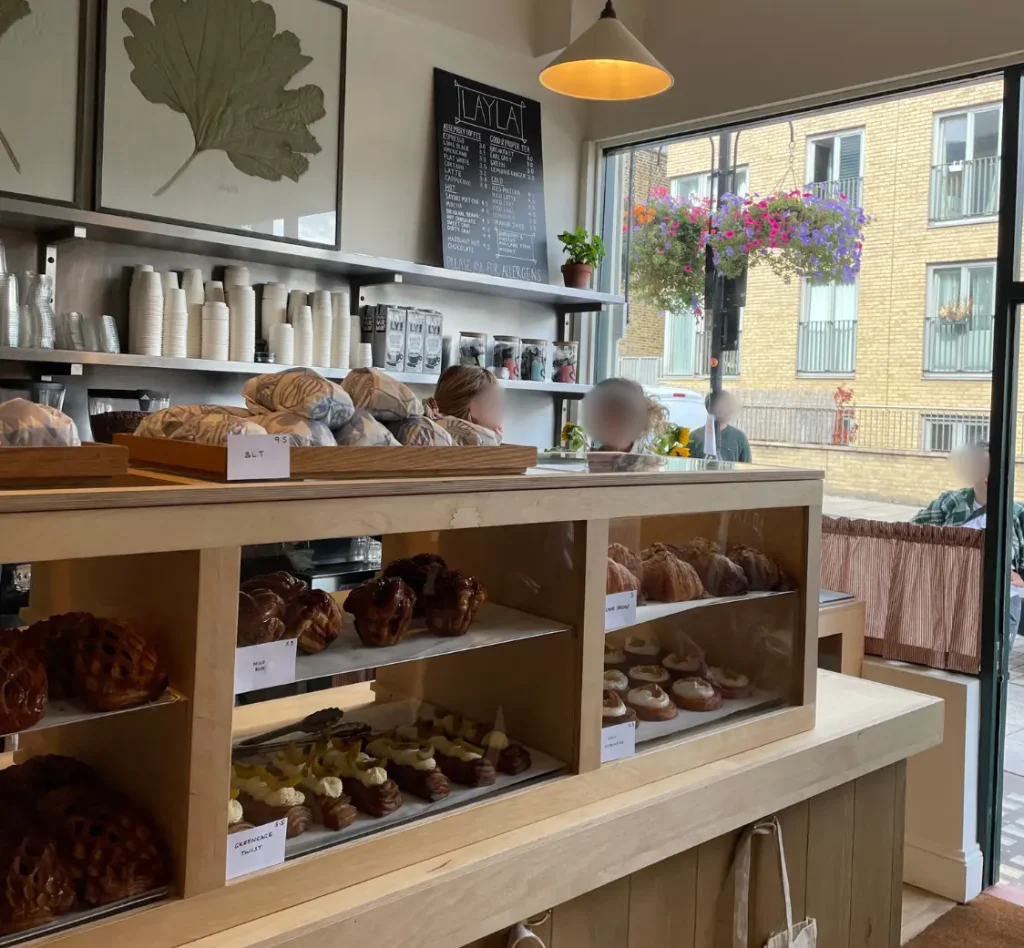 Layla Bakery ライラベーカリー アクトン店 店内 パンのショーケース