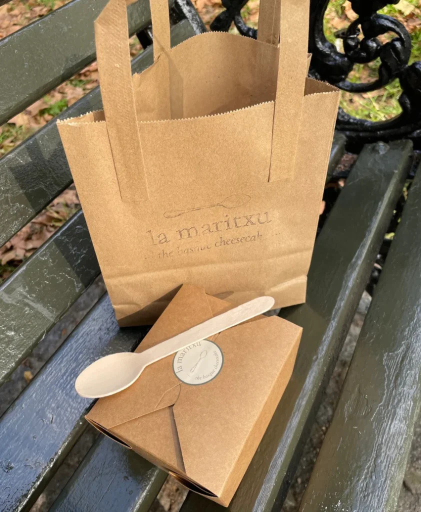 La Maritxu ロンドンの美味しいチーズケーキ テイクアウトボックスと紙バッグ