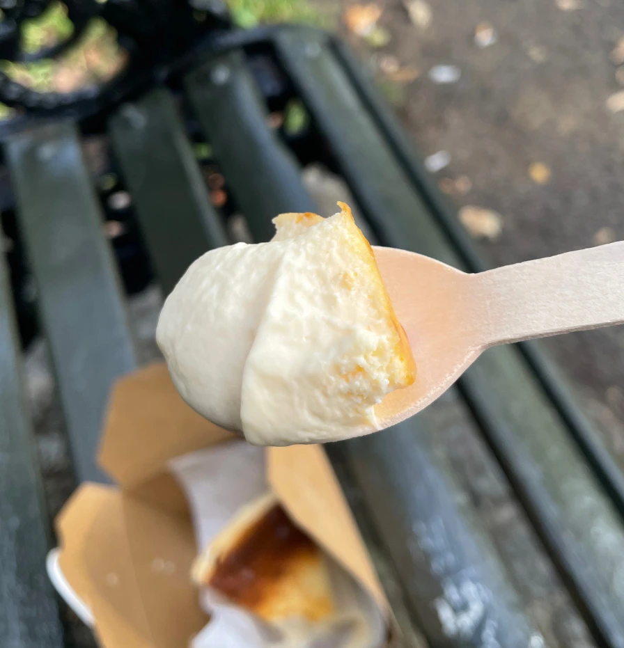 La Maritxu ロンドンの美味しいチーズケーキ スプーンですくった様子