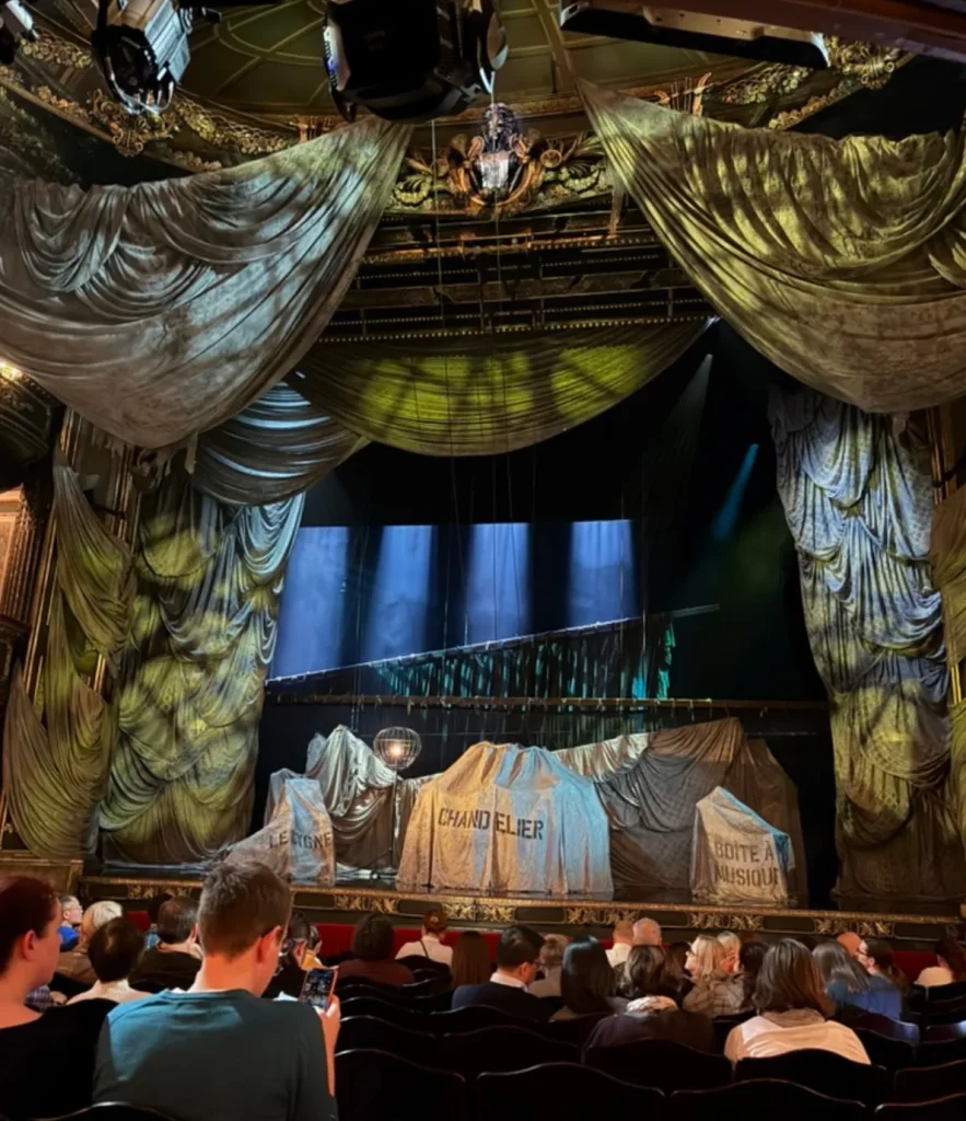 オペラ座の怪人 公演前のステージの様子