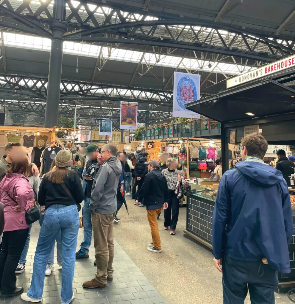 Old Spitalfields Market マーケットと人混みの様子